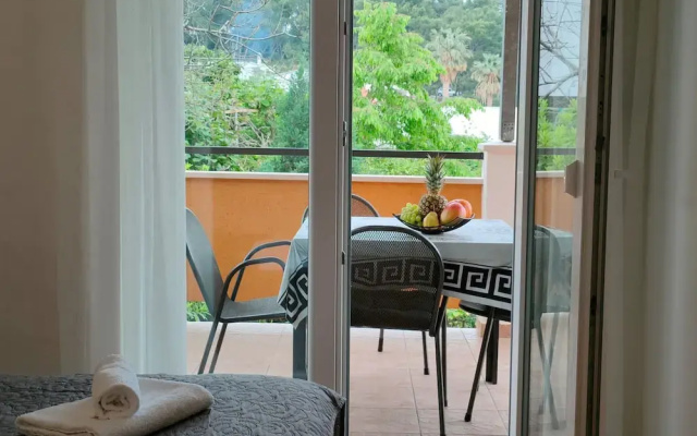 A4 Beachfront apt With big Terrace and sea View