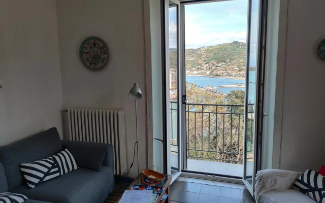 Panoramic Apartment in Villa on The Beach, In Center
