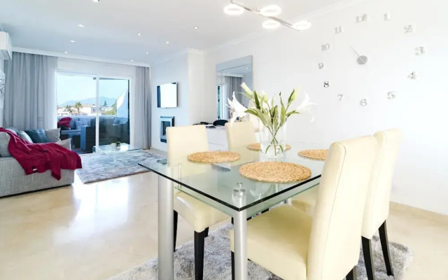 AGC28- 2 bedroom apt walking distance to beach