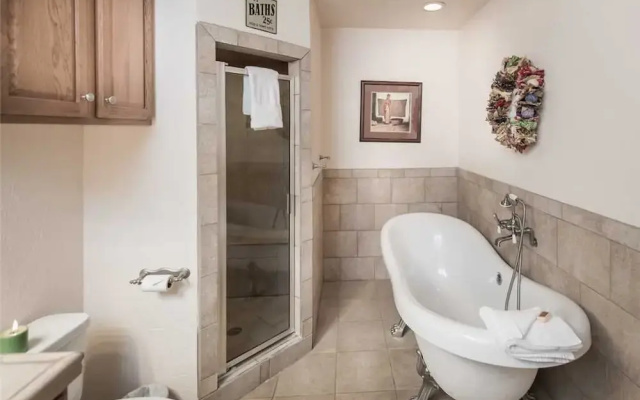 Cedar Creek Retreat - Four Bedroom Cabin with Hot Tub