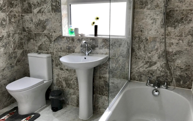 The Woodfarm Lodge - 3 Bedroom House With Parking