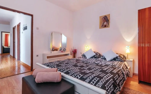 Stunning Home in Modric With 3 Bedrooms and Wifi