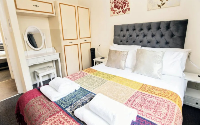 2 Bed Flat - Sleeps 4 - Parking - Wifi