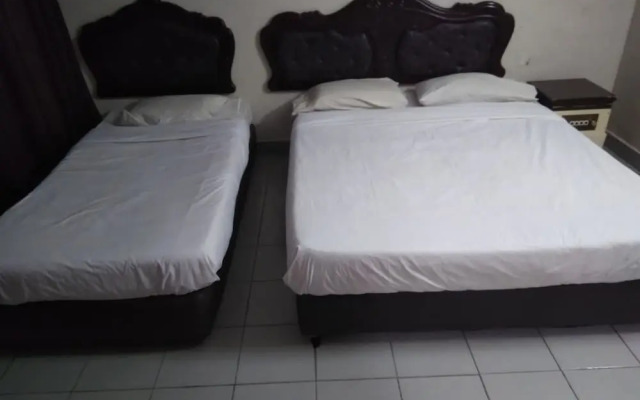 OYO 90376 Centre Point Hotel