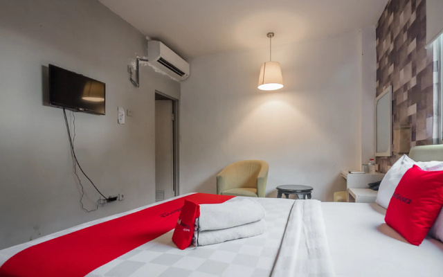 RedDoorz Plus near Mangga Besar Station 2