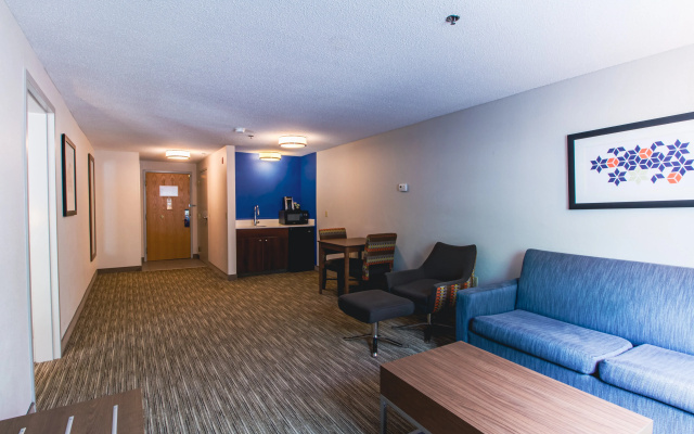 Holiday Inn Express & Suites Lincoln East - White Mountains by IHG