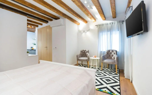 Cozy Montalbano Studios by Irundo