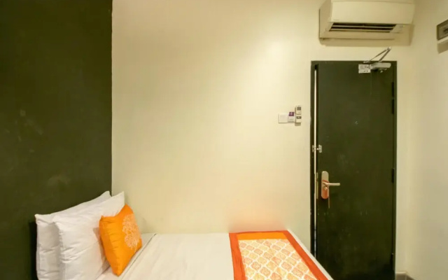 OYO 136 Ceria Hotel
