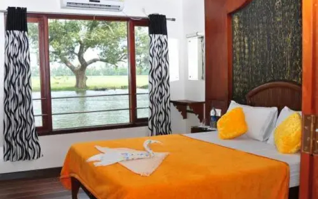 Green Heaven House Boat 1