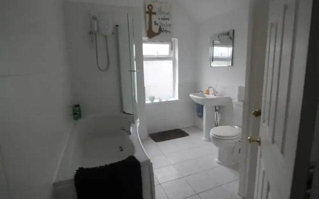 Gelynis 3 Bedroom House by Cardiff Holiday Homes