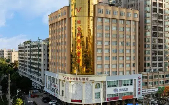 Vienna Classic Hotel （ ZhanJiang coastal   park sea view gallery hotel  ）