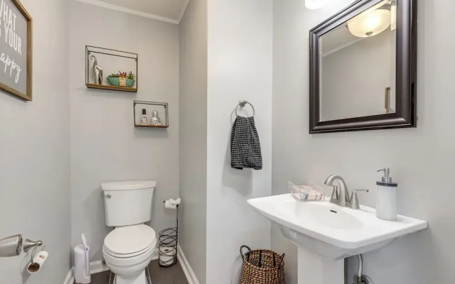10 Mi to Downtown Macon: Family Home w/ Patio!