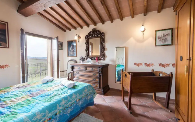 Refreshing Holiday Home in Casole D'elsa With Swimming Pool