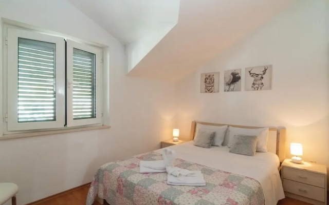 Nice Apartment in Selca With 2 Bedrooms and Wifi