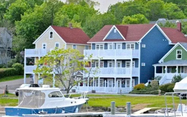 The Water's Edge Inn & Gallery