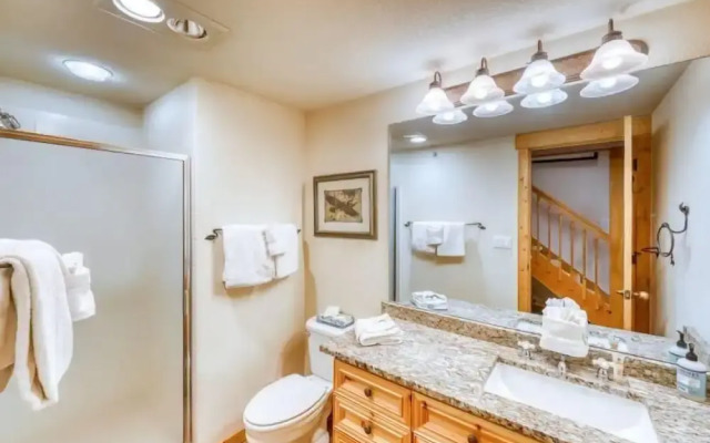 Spacious 4 Bedroom Mountain Vacation Rental With Private Hot Tub and Free Shuttle to Slopes