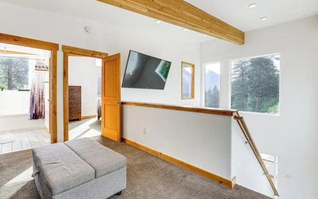 Lake Wenatchee Getaway w/ Water & Mountain Views!