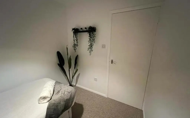 Impeccable 2-bed Apartment in Grays, London