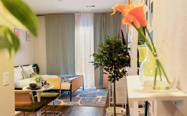 12min Downtown 6min Domain Pool Free Parking