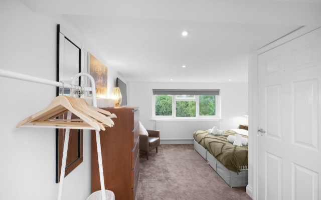 Stylish 4 Bedroom, 2.5-Bath Home in Borehamwood