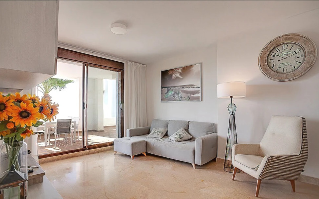 3 bedroom apartment garden and sea view