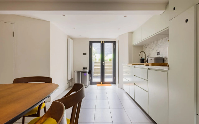 Stylish Georgian Townhouse w Sun Terrace Garden