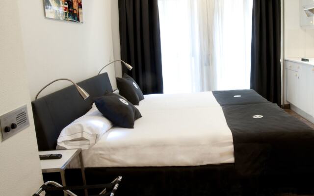 Отель Quo Eraso Aparthotel вид на фасад
