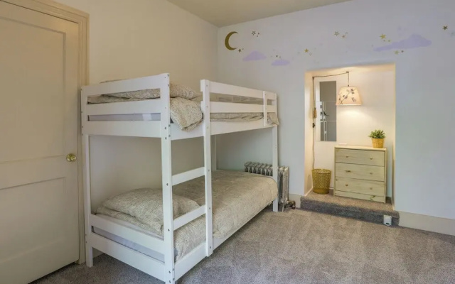 Walk to Restaurants & Shops: Apt in Pennsylvania!