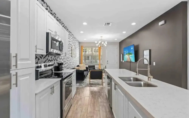 Super Epic- Sleeps 32 TWO Separate Townhomes