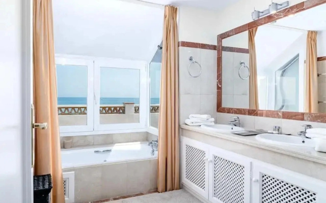 Lap- 3 bed Apartment on the Beach. Families Only