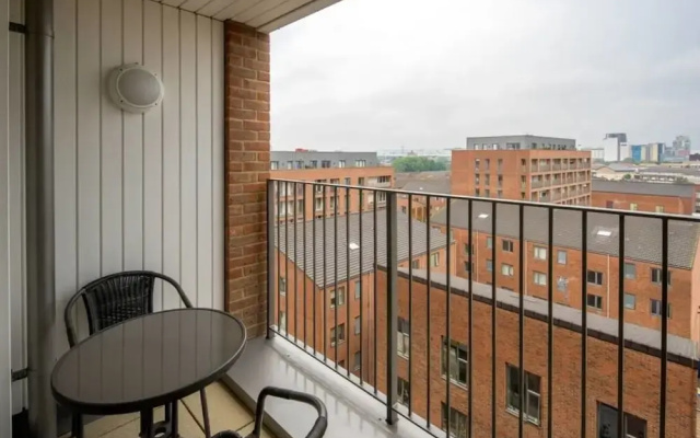 Modern 2bed apt Sleeps 6 W/balcony in Canning Town