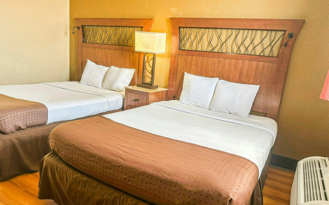 OYO Hotel Mobile, AL I-65 at Airport Blvd