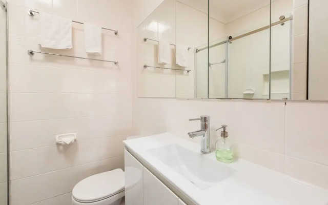 KIM, 2BDR West Melbourne Apartment