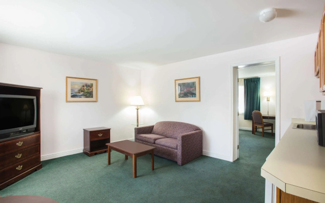 Travelodge by Wyndham Lake George NY