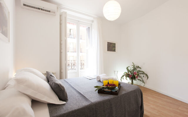Отель Aspasios Calle Mayor Apartments Испания, Мадрид - отзывы, цены и фото номеров - забронировать отель Aspasios Calle Mayor Apartments онлайн комната для гостей