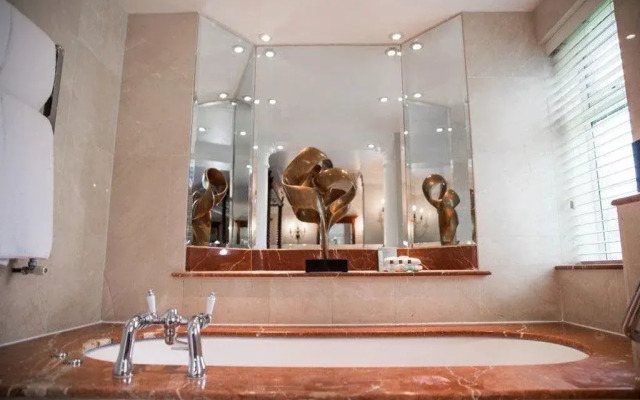 The Royal Chace Hotel