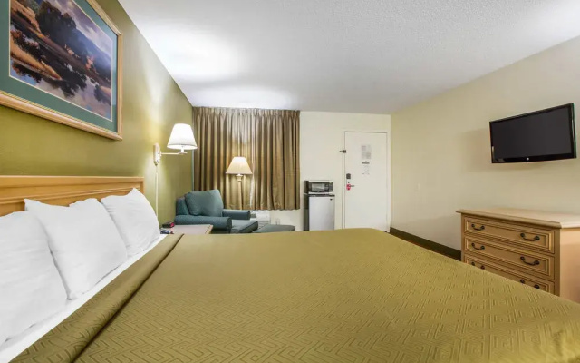 Econo Lodge Sequoia Area