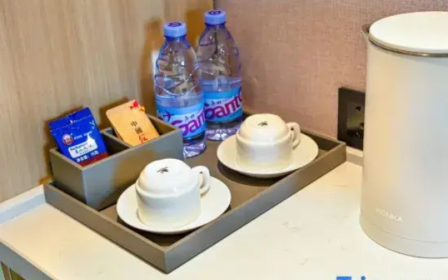 Yijia Lijing Hotel (Xipu Metro Station)