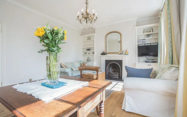 Vintage Regents Park Apartment