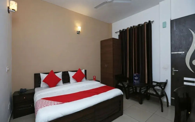 OYO 15674 Mahak Residency