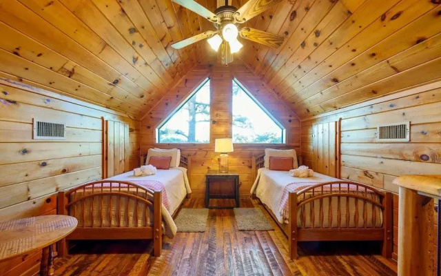 Okehi Pine Cabin With Wood Burning Fireplace and Outdoor Hot Tub by Redawning