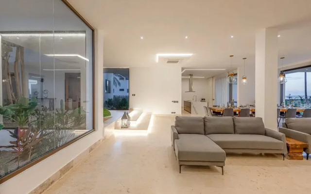 6BR Oceanfront Bliss With Private Chef and Pool