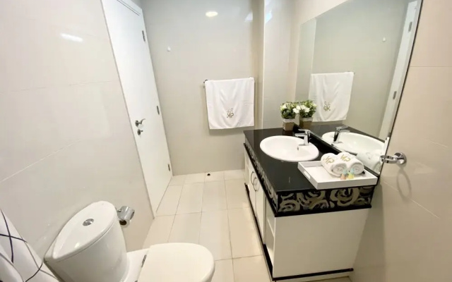 Luxe Apt with Panoramic Views and Terrace