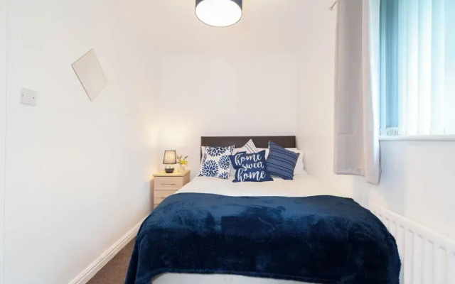 2 Bed-sleeps 4-private Garden- Free Parking