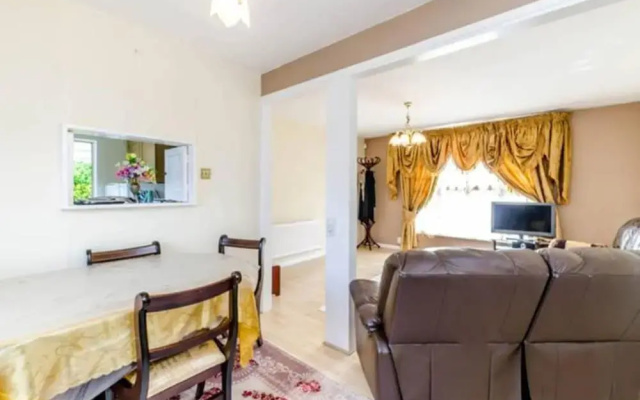 Lovely 3 Bedroom House, Northolt