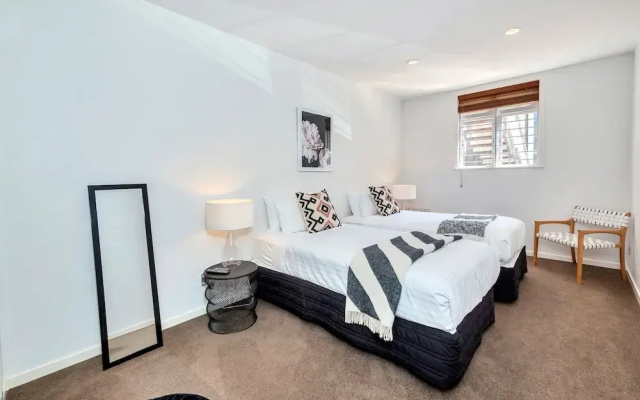Spacious 2BR Near Westfield Newmarket