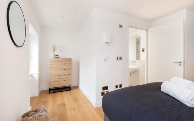 Modern 2BR 2BA with Balcony by Soho