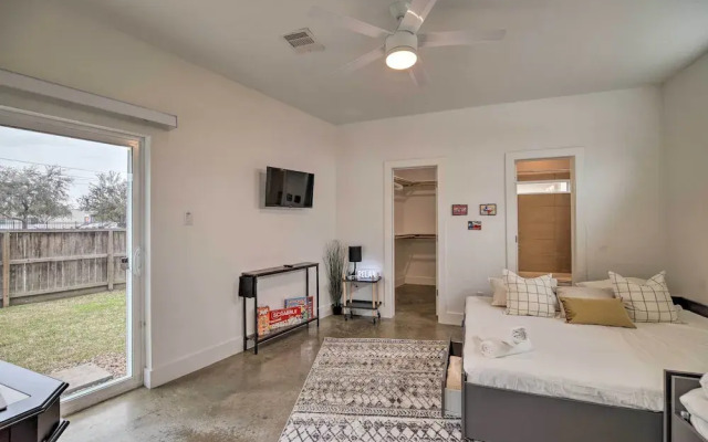 Downtown Houston Townhome w/ Balcony + Yard!