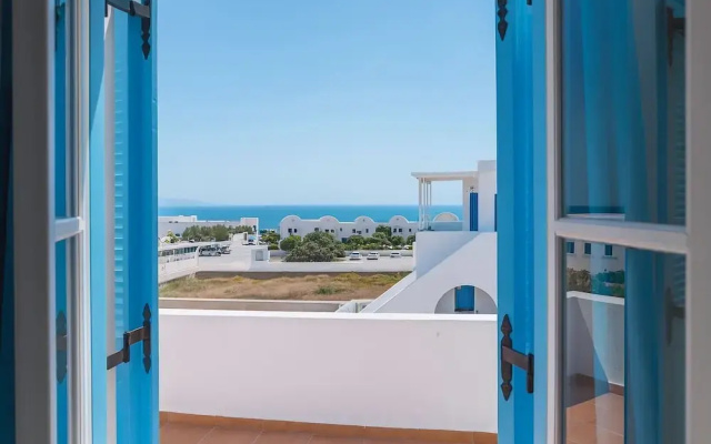 Kamari Sunset Escape With Santorini Views