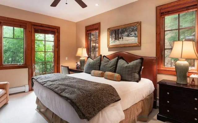 Bearpaw D1 4 Bedroom Condo by RedAwning